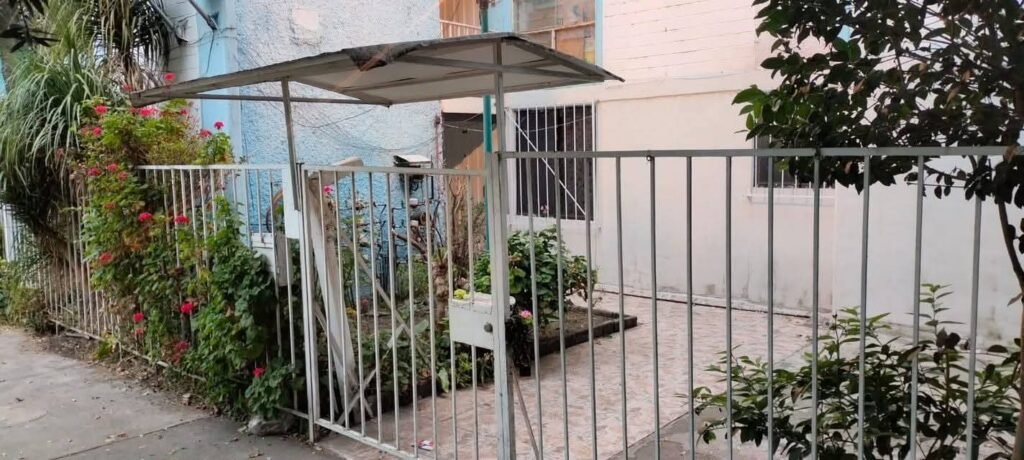 Entrada al edificio Rosario Castellanos CTM Culhuacán, Coyoacán